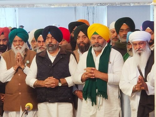 ਕਿਸਾਨੀ ਮੋਰਚਾ ਫਤਿਹ ਹੋਣ ਮਗਰੋਂ ਗੁਰਦੁਆਰਾ ਬੰਗਲਾ ਸਾਹਿਬ ਵਿਚ ਨਤਮਸਤਕ ਹੋਈ ਸੰਯੁਕਤ ਕਿਸਾਨ ਮੋਰਚੇ ਦੀ ਟੀਮ