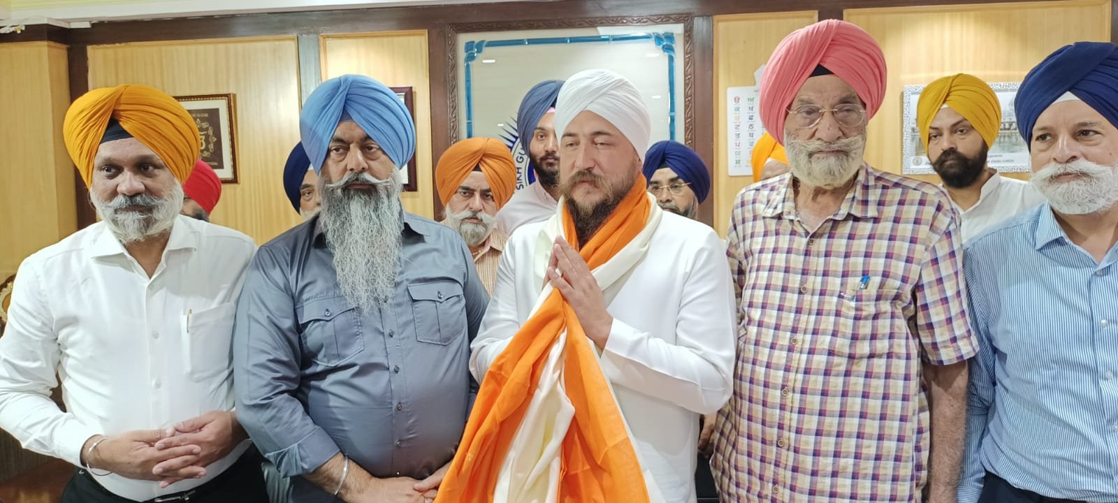 ਯੂਕੇ੍ਰਨ-ਰੂਸ ਦੀ ਜੰਗ ਦੌਰਾਨ ਸ੍ਰੀ ਗੁਰੂ ਗ੍ਰੰਥ ਸਾਹਿਬ ਨੂੰ ਸਿਰ ’ਤੇ ਰੱਖ ਸੁਰੱਖਿਅਤ ਬ੍ਰਿਟੇਨ ਪਹੁੰਚਾਉਣ ਵਾਲੇ ਸਿਮਰਨ ਸਿੰਘ ਦਾ ਦਿੱਲੀ ਕਮੇਟੀ ਵੱਲੋਂ ਹੋਇਆ ਸਨਮਾਨ