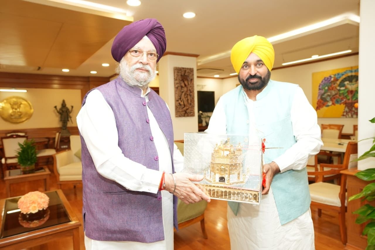 ਭਗਵੰਤ ਮਾਨ ਨੇ ਕੇਂਦਰੀ ਮੰਤਰੀ ਹਰਦੀਪ ਪੁਰੀ ਨਾਲ ਮੁਲਾਕਾਤ ਕਰ ਮੋਹਾਲੀ ਨੂੰ ਸਮਾਰਟ ਸਿਟੀ ਪ੍ਰਾਜੈਕਟ ਵਿੱਚ ਸ਼ਾਮਲ ਕਰਨ ਦੀ ਕੀਤੀ ਮੰਗ