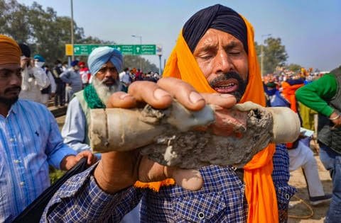 ਸ਼ੰਭੂ ਬਾਰਡਰ 'ਤੇ ਕਿਸਾਨ ਹੰਝੂ ਗੈਸ ਦੇ ਗੋਲੇ ਇਕਠੇ ਕਰਨ ਲਗੇ