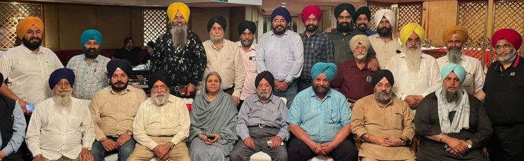 ਦਿੱਲੀ ਕਮੇਟੀ ਦੇ ਦੋ ਮੈਂਬਰ ਰਣਜੀਤ ਕੌਰ ਅਤੇ ਸੁਖਵਿੰਦਰ ਸਿੰਘ ਬੱਬਰ ਨੇ ਵਿਰੋਧੀ ਪਾਰਟੀਆਂ ਦੇ ‘ਪੰਥਕ ਫਰੰਟ’ ਦੀ ਮੀਟਿੰਗ ਵਿੱਚ ਸ਼ਮੂਲੀਅਤ ਕਰ ਆਪਣਾ ਸਮਰਥਨ ਦਿੱਤਾ
