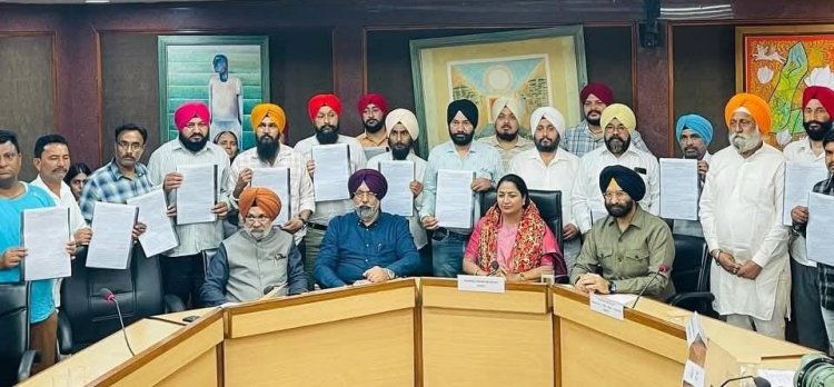 1984 ਦੇ ਸਿੱਖ ਕਤਲੇਆਮ ਦੇ ਪੀੜਤ ਪਰਿਵਾਰਾਂ ਦੇ ਮੈਂਬਰਾਂ ਨੂੰ ਦਿੱਲੀ ਦੇ ਮੁੱਖ ਮੰਤਰੀ ਰੇਖਾ ਗੁਪਤਾ ਨੇ ਵੰਡੇ ਨਿਯੁਕਤੀ ਪੱਤਰ 